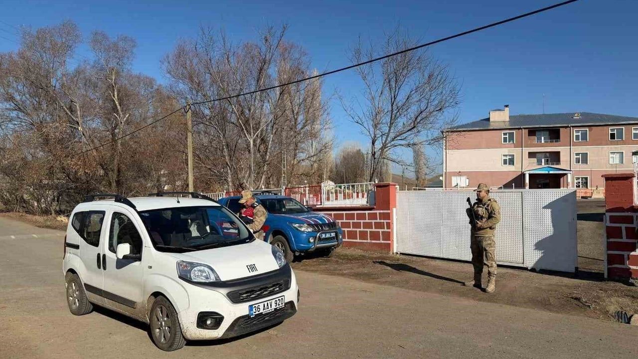 Kars’ta 'Huzurlu Okul Önleri ve Huzurlu Sokaklar' uygulaması: 62 ekip, 246 jandarma görevde