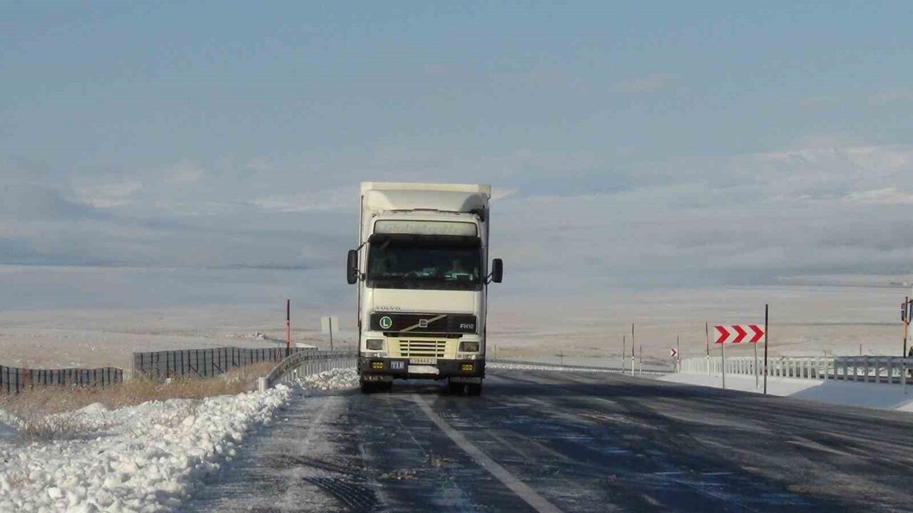 Kars’ta Kar Etkili Oldu: Buzlanan Yolda Mahsur Kalan Tır Karayolları Ekiplerince Kurtarıldı