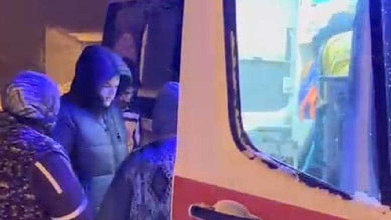 Kars'ta kar kaplı yolda sağlık ve İl Özel İdaresi ekipleri hasta için seferber oldu