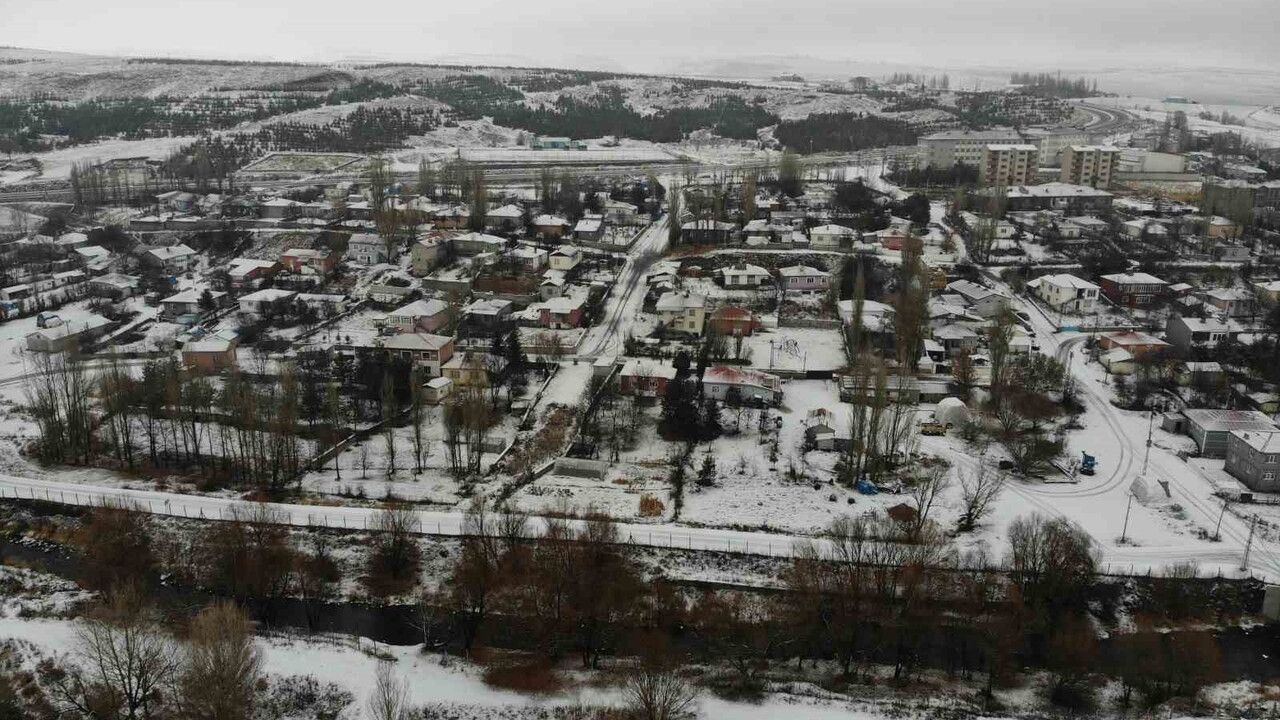 Kars'ta kar yağışı sevinci: Çocuklar kardan adam yaptı, Sarıkamış'ta kızak keyfi