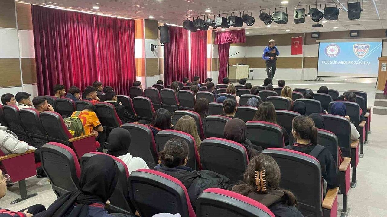 Kars’ta lise öğrencilerine polislik mesleği tanıtıldı