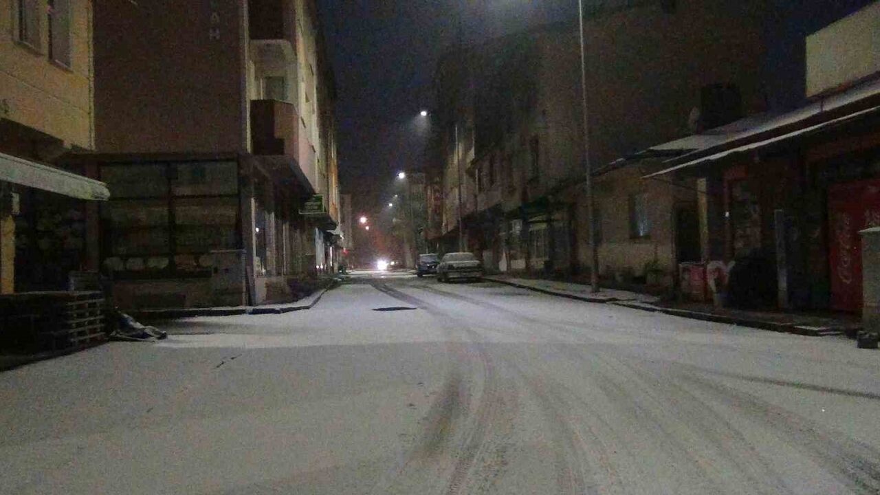 Kars'ta mevsimin ilk karı şehir merkezini beyaza bürüdü