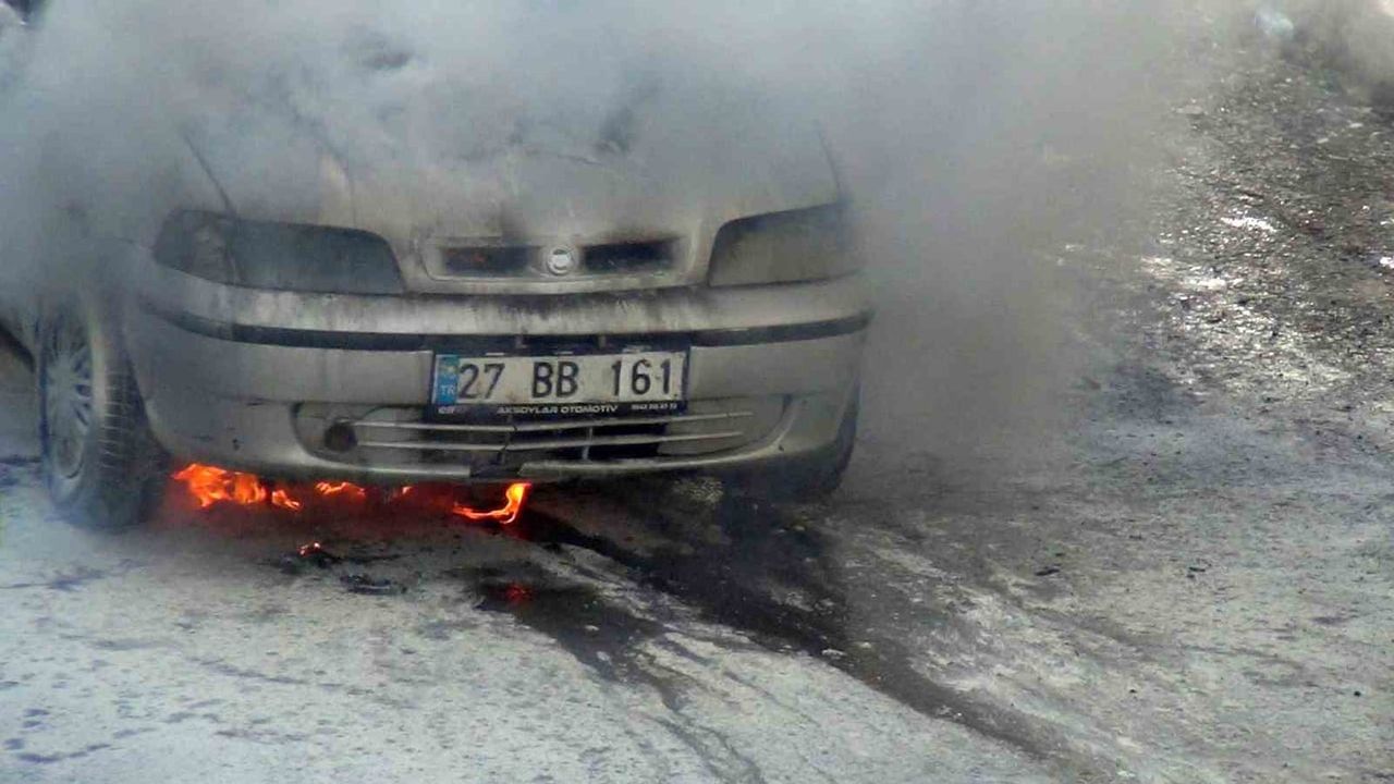Kars'ta park halindeki otomobilde yangın söndürüldü — İtfaiye müdahalesiyle kontrol altına alındı