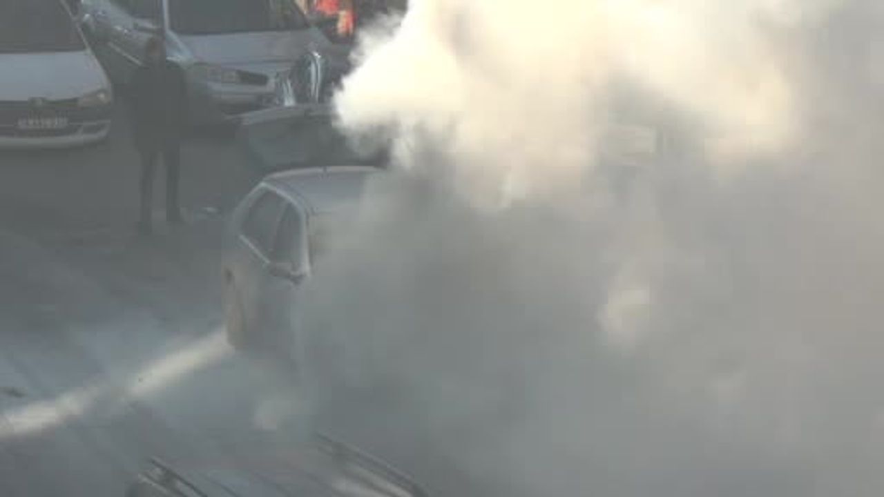 Kars’ta park halindeki otomobilin motorundan çıkan yangın itfaiye tarafından söndürüldü