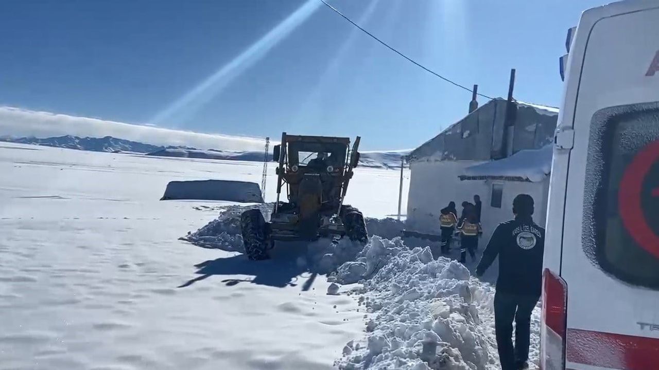 Kars’ta sağlık ve özel idare ekipleri, kar nedeniyle köylerde mahsur kalan hastalar için seferber oldu
