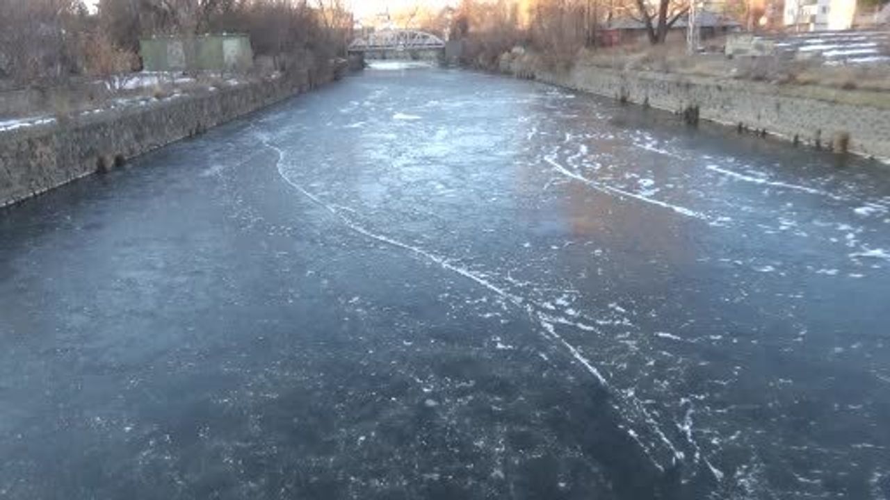 Kars'ta sıcaklık eksi 15 dereceye düştü: Kars Çayı bir günde dondu