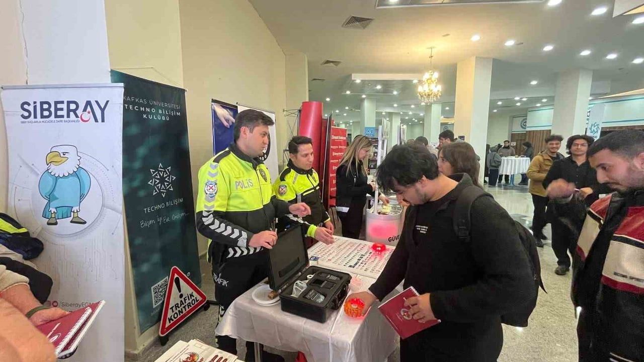 Kars'ta Üniversite Öğrencilerine Trafik Araç ve Gereçleri Tanıtıldı