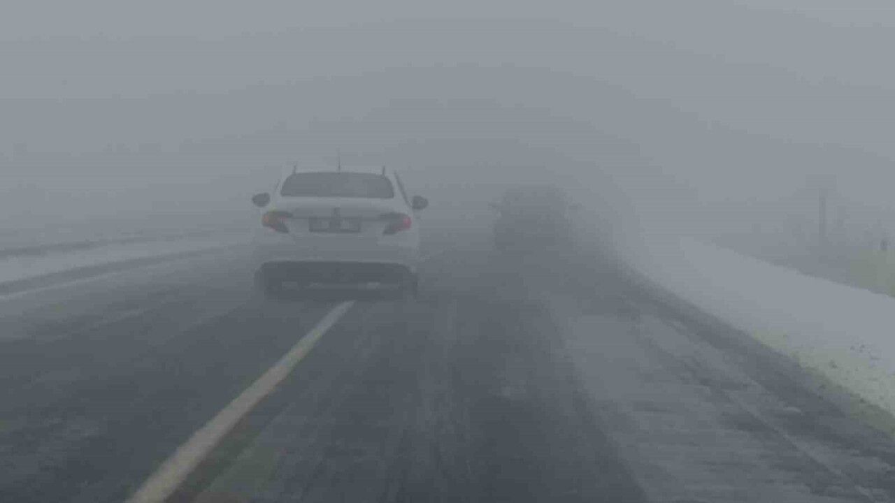 Kars'ta yoğun sis ve kar yağışı: Uçak seferleri iptal edildi, bazı uçaklar yönlendirildi