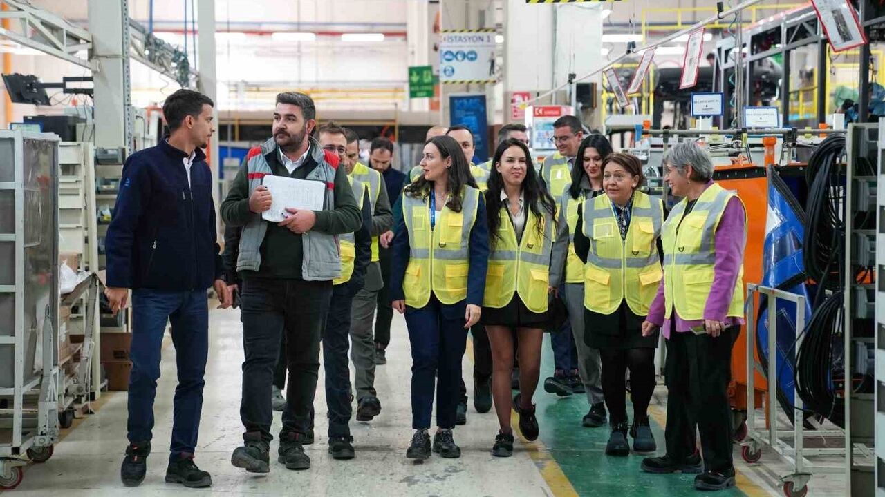 Karsan, meslek lisesindeki kız öğrencileri teknik eğitimle iş hayatına hazırlıyor
