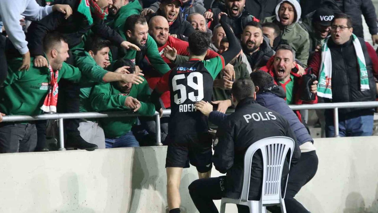 Karşıyaka, Tire 2021 FK'yı 2-1 yenerek devre arasına galibiyetle girdi