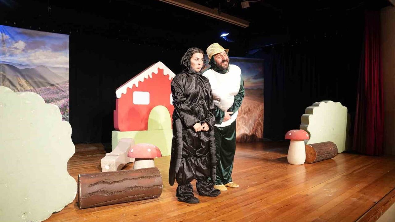 Kartal Belediyesi'nin 'Yeni Yıl Şöleni' Hürriyet ve Yalı Yunus Topselvi'de devam etti