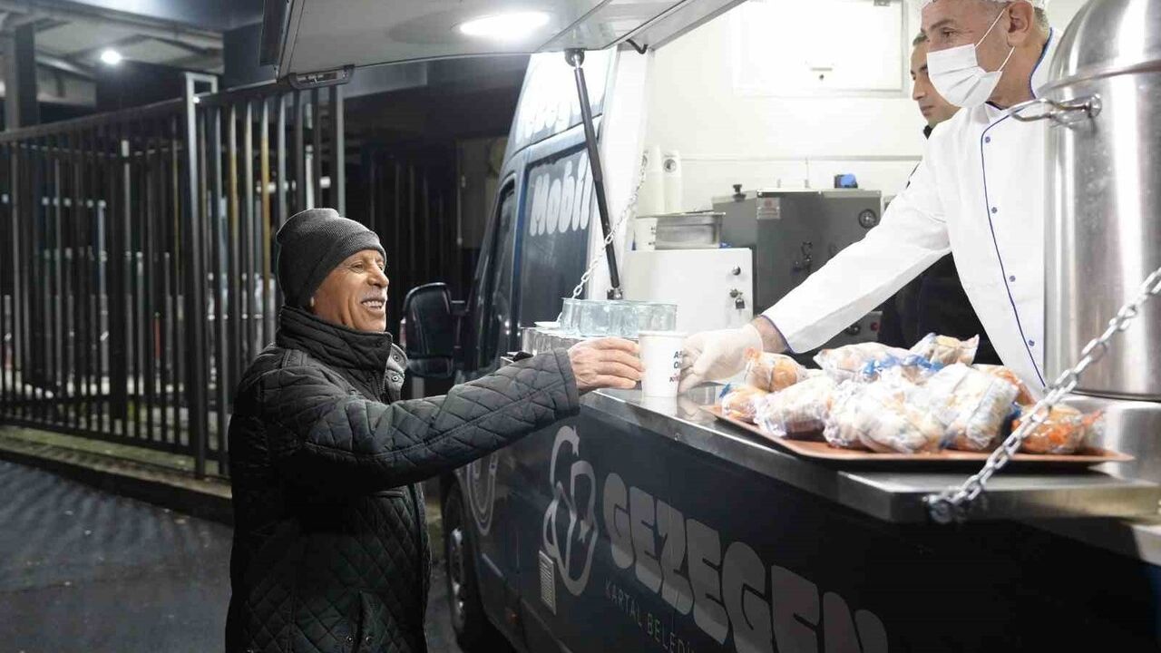 Kartal Belediyesi sabahları vatandaşlara sıcak çorba ikramını sürdürüyor