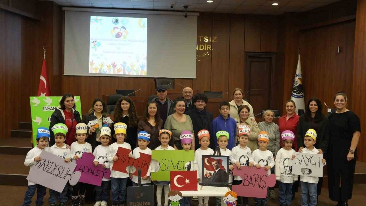 Kartal’da kreş öğrencileri İnsan Hakları ve Demokrasi Haftası’nda meclis deneyimi yaşadı