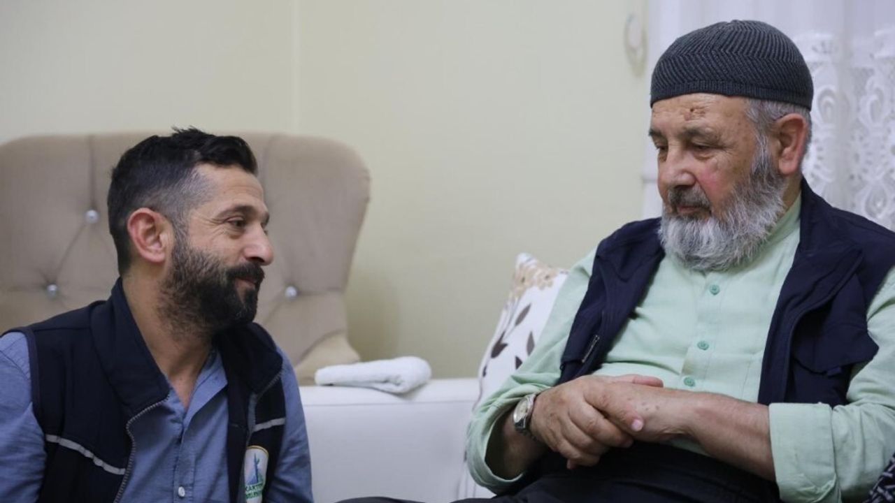 Kartepe'de 'Alo Evlat' ekipleri yalnız yaşayan yaşlıları ziyaret ediyor