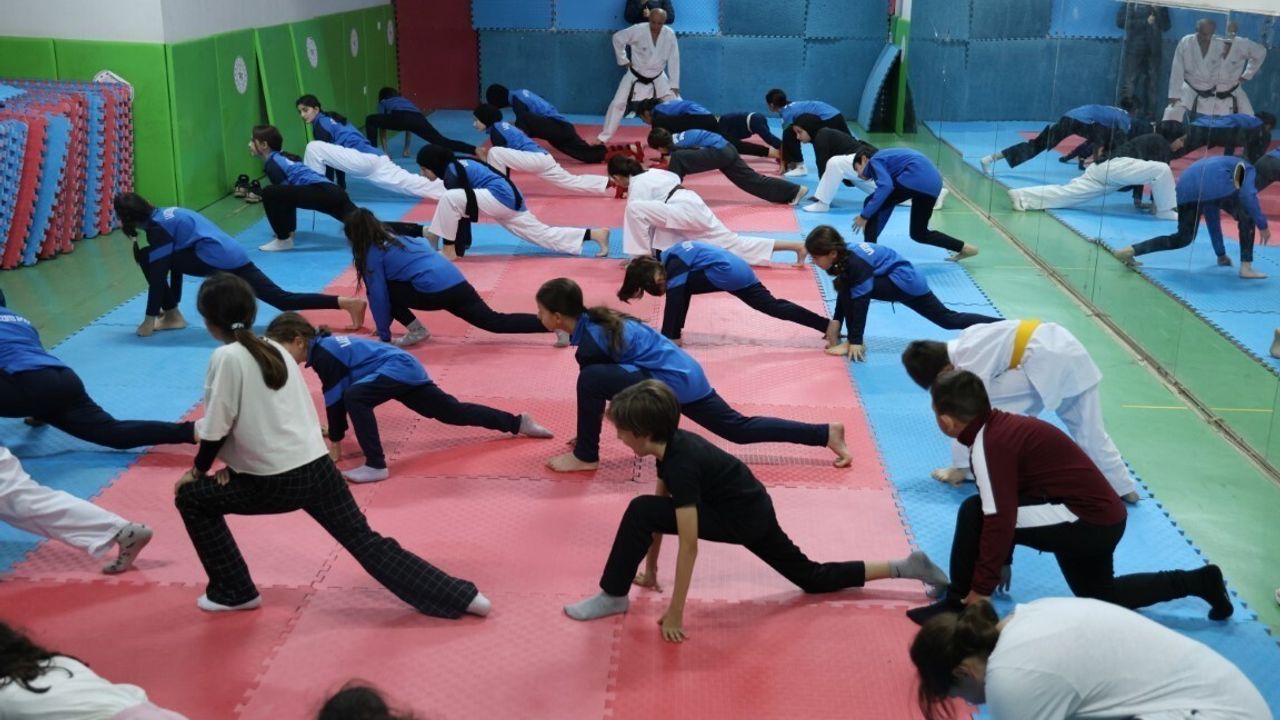 Kartepe'de Çocuklara Tamamen Ücretsiz Spor Okulları Sürüyor