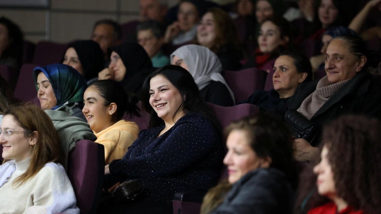 Kartepe’de ‘Deliriyorum Ben Haberin Olsun’ oyunu izleyiciden tam not aldı