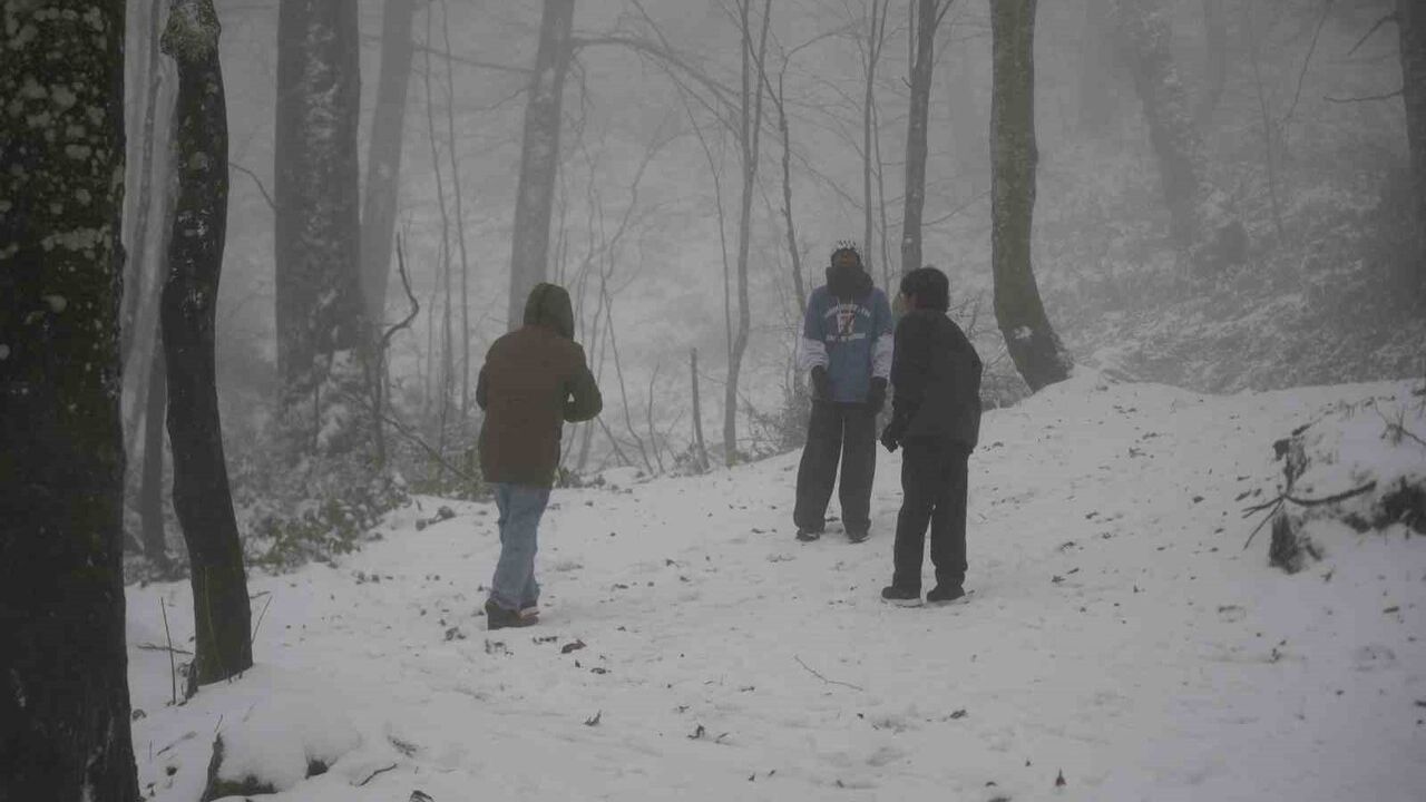 Kartepe'de kar yağışı Samanlı Dağları zirvesini beyaza bürüdü