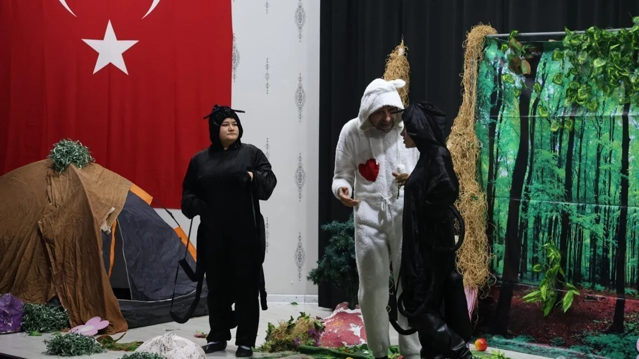 Kartepe'de 'Karınca Kararınca' çocuk oyunu Necip Fazıl Kısakürek Kültür Merkezi'nde sahnelendi