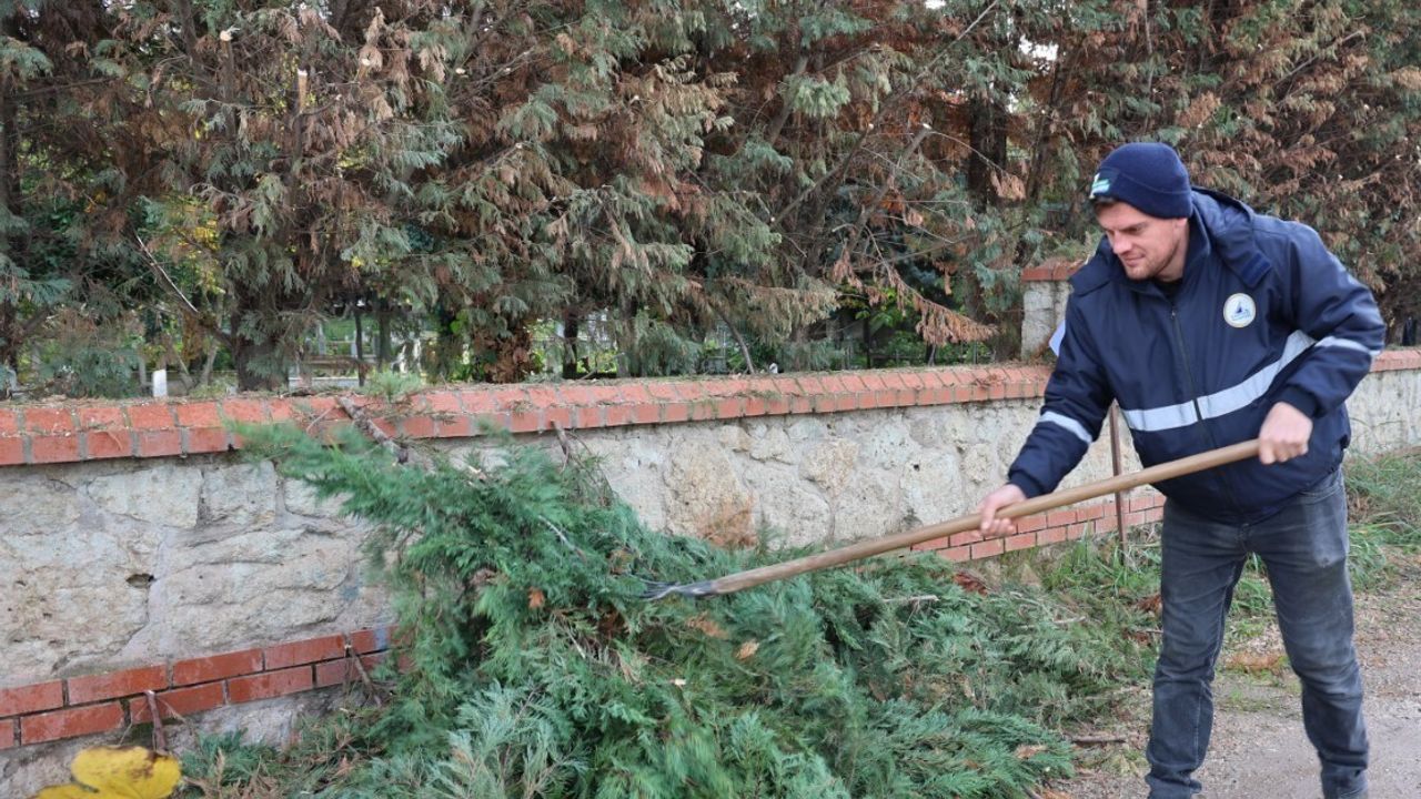 Kartepe’de mezarlıklarda periyodik temizlik ve bakım çalışması