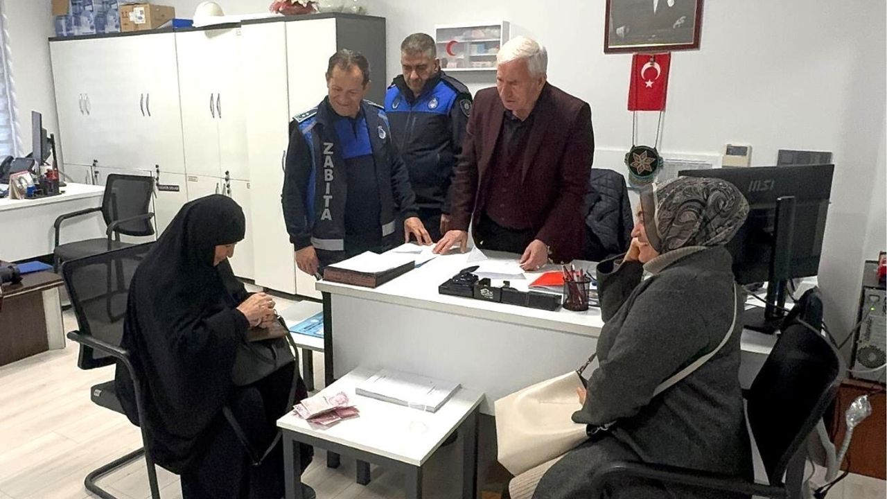 Kartepe’de pazar denetiminde bulunan cüzdan sahibine teslim edildi