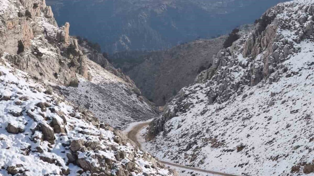 Kaş’ın yüksek kesimleri karla kaplandı — Gömbe Akdağ beyaza büründü