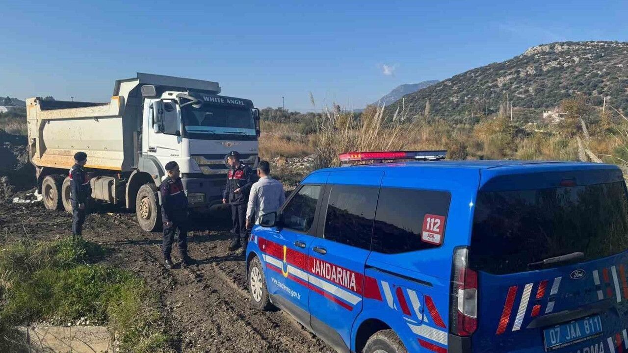 Kaş'ta Eşen Çayı kıyısından izinsiz kum alımına jandarma müdahalesi