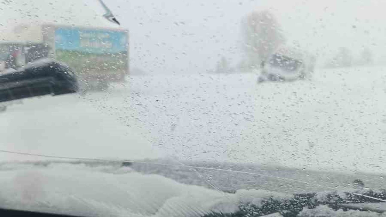 Kastamonu-Araç kara yolunda kar ve tipi nedeniyle yolcu otobüsü kara saplandı