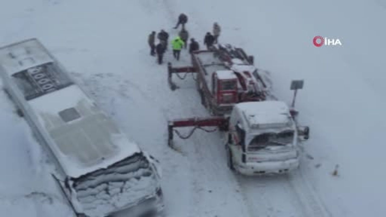 Kastamonu-Araç karayolunda yolcu otobüsü kara saplandı, yolcular tahliye edildi