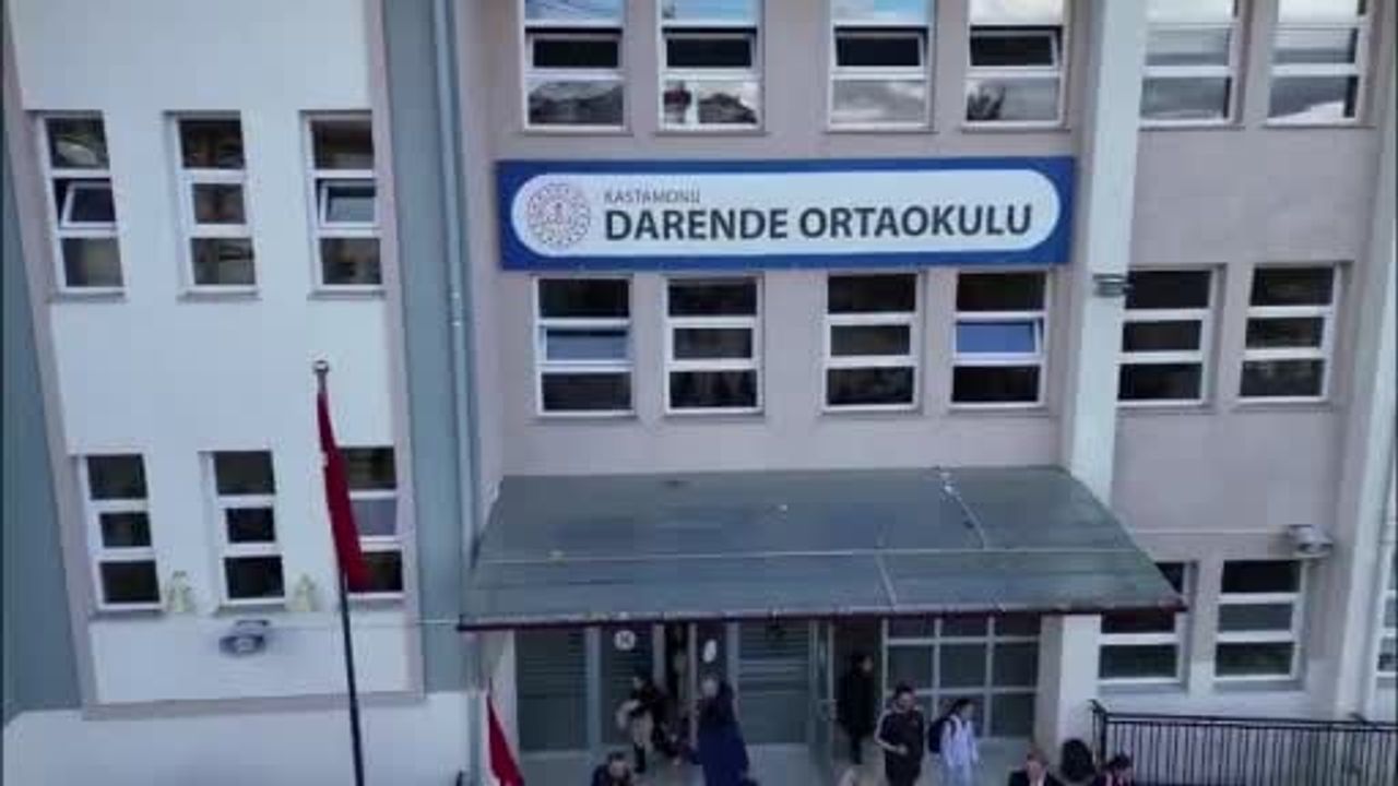 Kastamonu'da 40 yıllık eğitimci İlhami Yılmaz öğrencileri ve meslektaşları tarafından uğurlandı