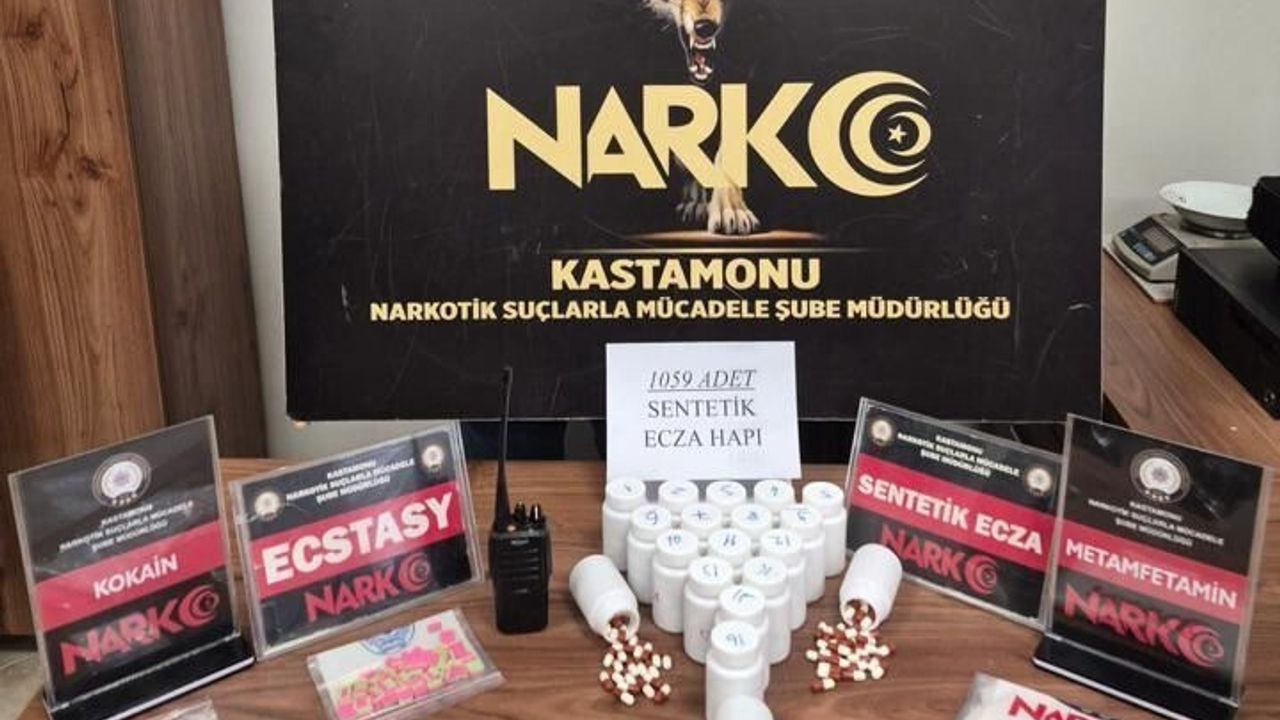 Kastamonu'da Aracın Gizli Bölmelerinde Uyuşturucu Ele Geçirildi: 3 Şüpheli Tutuklandı