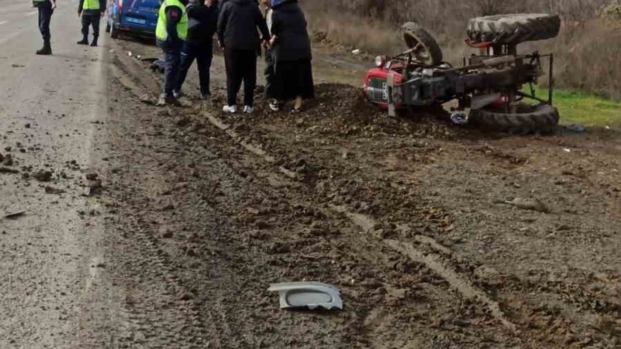 Kastamonu'da cenaze aracı ile traktör çarpıştı: 4 kişi yaralandı