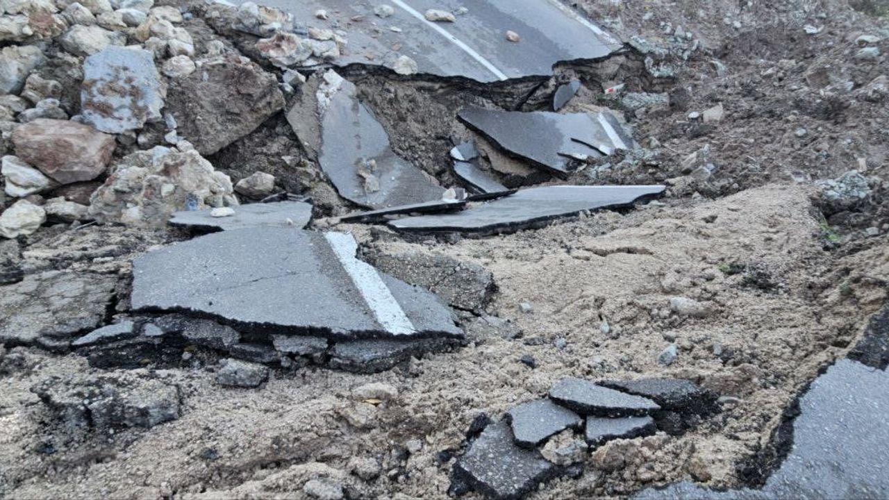 Kastamonu'da fırtına: Dev dalgalar Cide-Bartın kara yoluna zarar verdi