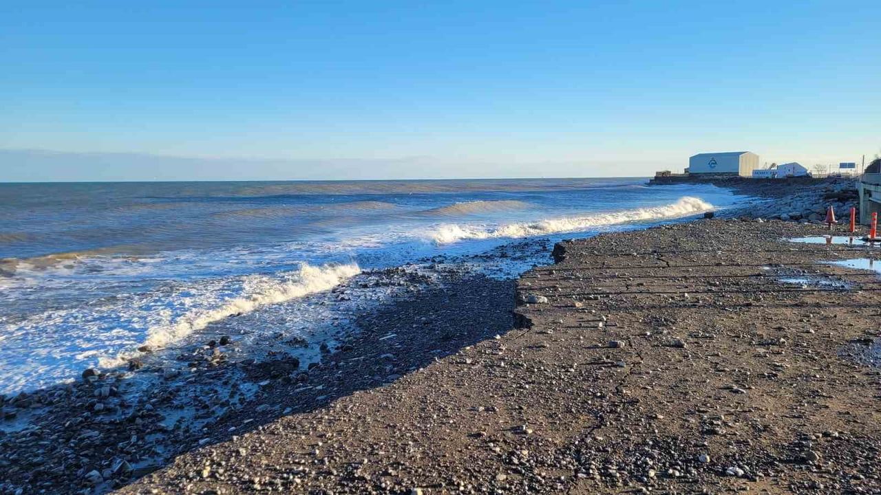 Kastamonu'da fırtına: Dev dalgalar sahil bandına zarar verdi