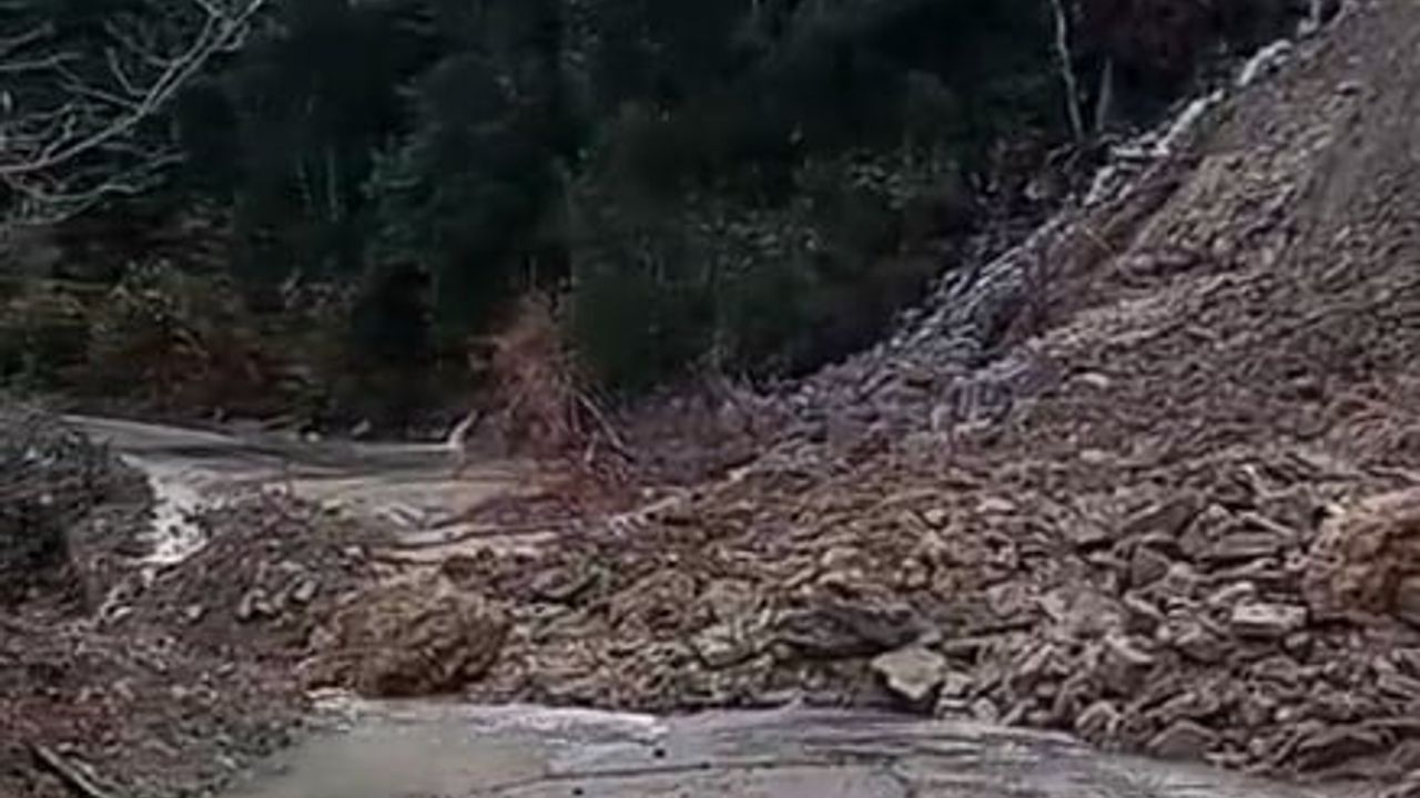 Kastamonu’da heyelan: İnebolu-Doğanyurt-Cide karayolu ulaşıma kapandı