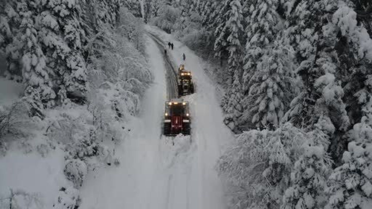 Kastamonu'da İl Özel İdaresi ekipleri 2025-2026 kışında köy yollarında karla mücadeleye başladı