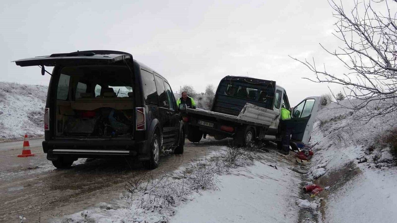 Kastamonu'da kar nedeniyle kamyonet şarampole devrildi: 7 işçi yaralandı