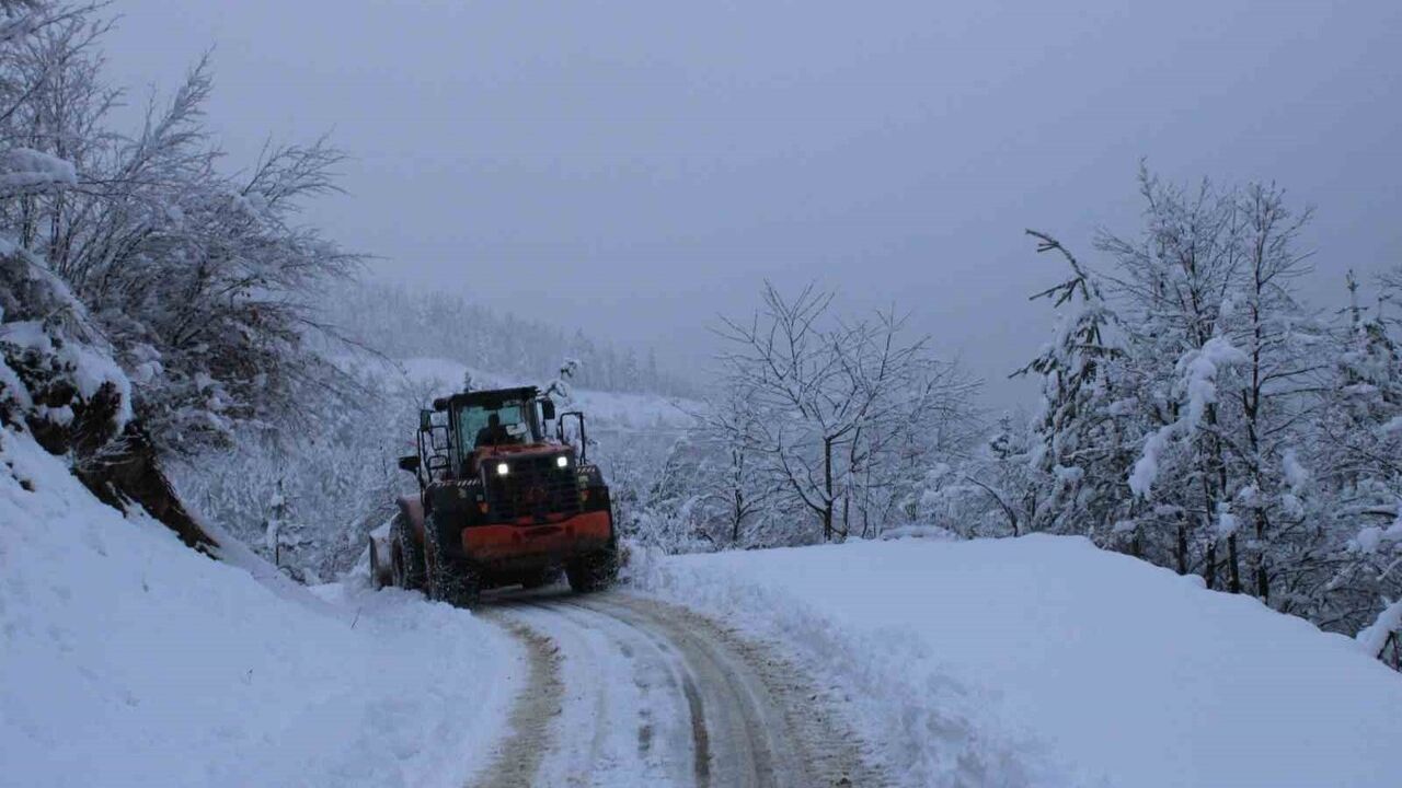 Kastamonu'da Kar Nedeniyle Kapanan Köy Yolunu İl Özel İdaresi Açtı, Hasta Hastaneye Sevk Edildi