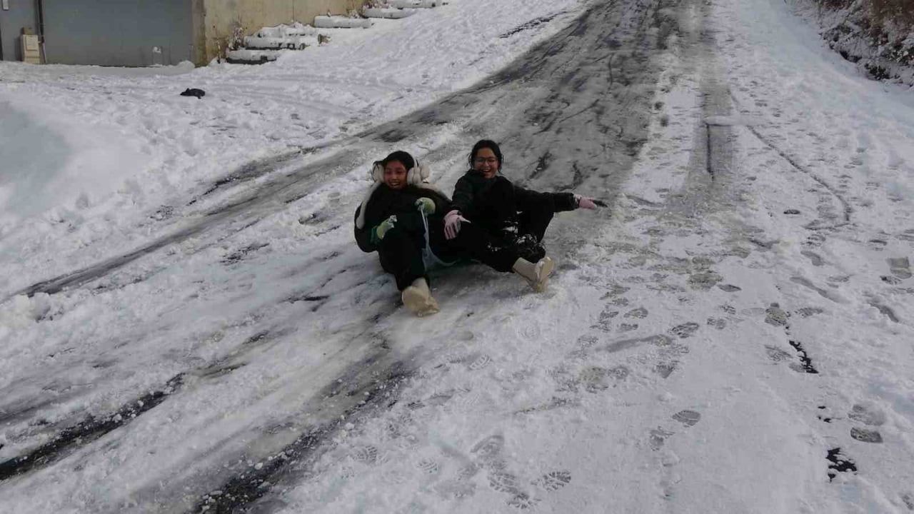 Kastamonu'da kar tatili: Çocuklar sokaklarda poşet ve kızaklarla eğlendi