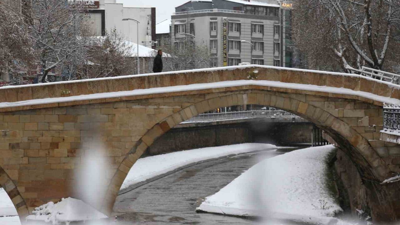Kastamonu'da kar yağışı kent merkezini beyaza bürüdü, kar kalınlığı 10 cm'i aştı