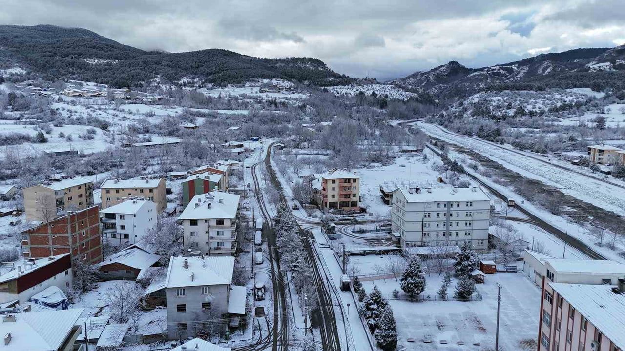 Kastamonu'da kar yüksek rakımlı ilçeleri beyaza bürüdü — İhsangazi'de kartpostallık görüntüler