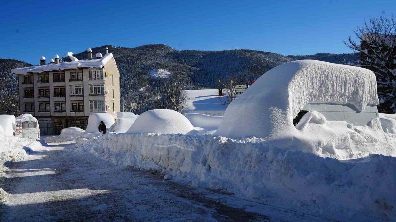 Kastamonu'da Küre ve Ağlı'da kar 1,5 metreyi aştı, ekipler seferber