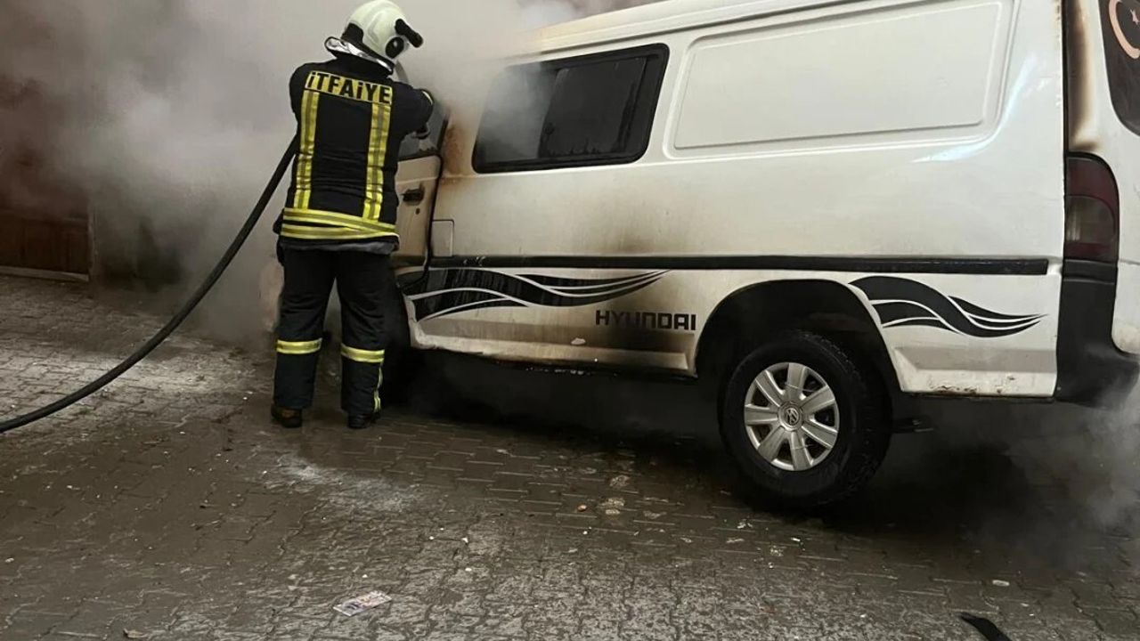 Kastamonu’da park halindeki Hyundai minibüsün motor aksamında yangın: araç kullanılamaz hale geldi