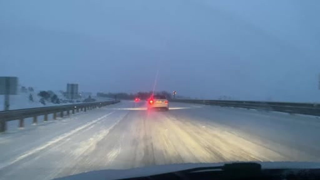 Kastamonu'da yoğun kar: Ağır tonajlı araç geçişlerine kısıtlama, 3 ilçede eğitime ara