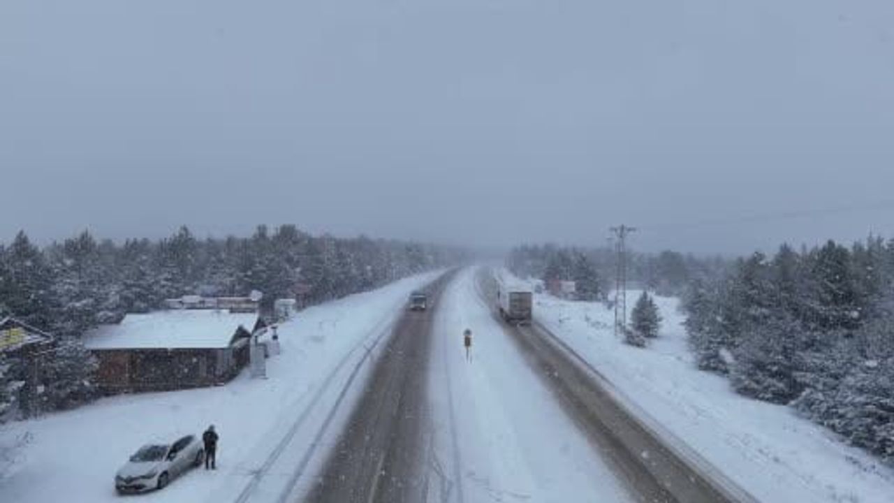 Kastamonu'da yüksek kesimlerde yoğun kar yağışı ulaşımı etkiledi