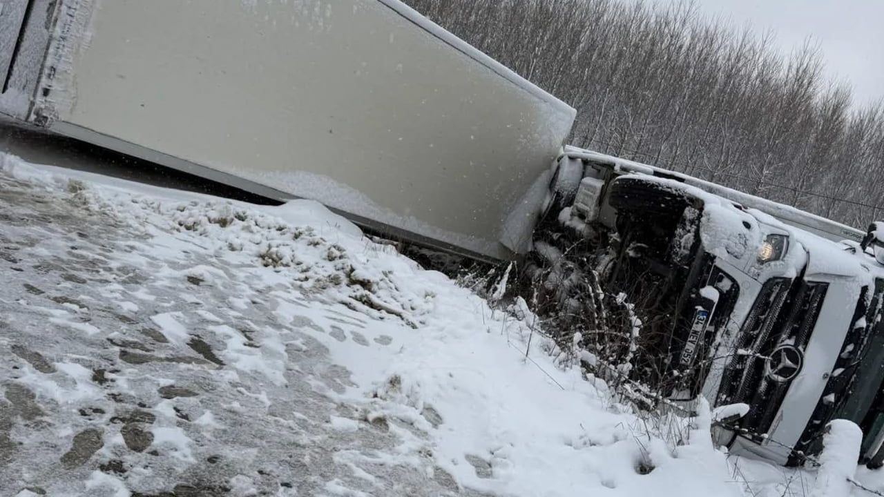 Kastamonu Daday’da kar nedeniyle tır devrildi; sürücü yara almadı