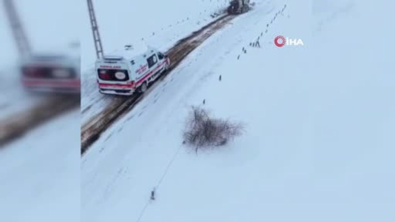 Kastamonu Daday'da karda mahsur kalan ambulans iş makinesiyle çekilerek hastaya ulaştırıldı