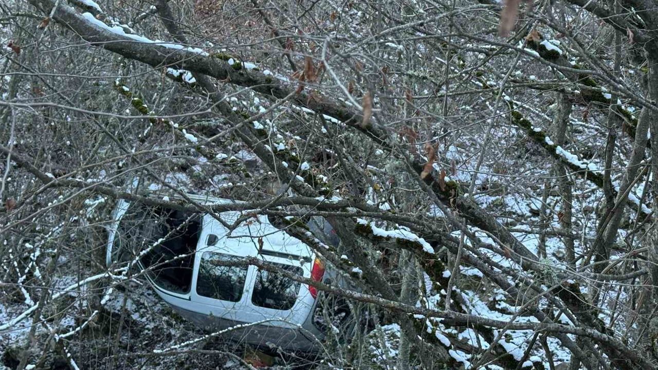 Kastamonu Hanönü'de buzlanan yolda hafif ticari araç şarampole yuvarlandı, sürücü yara almadan kurtuldu