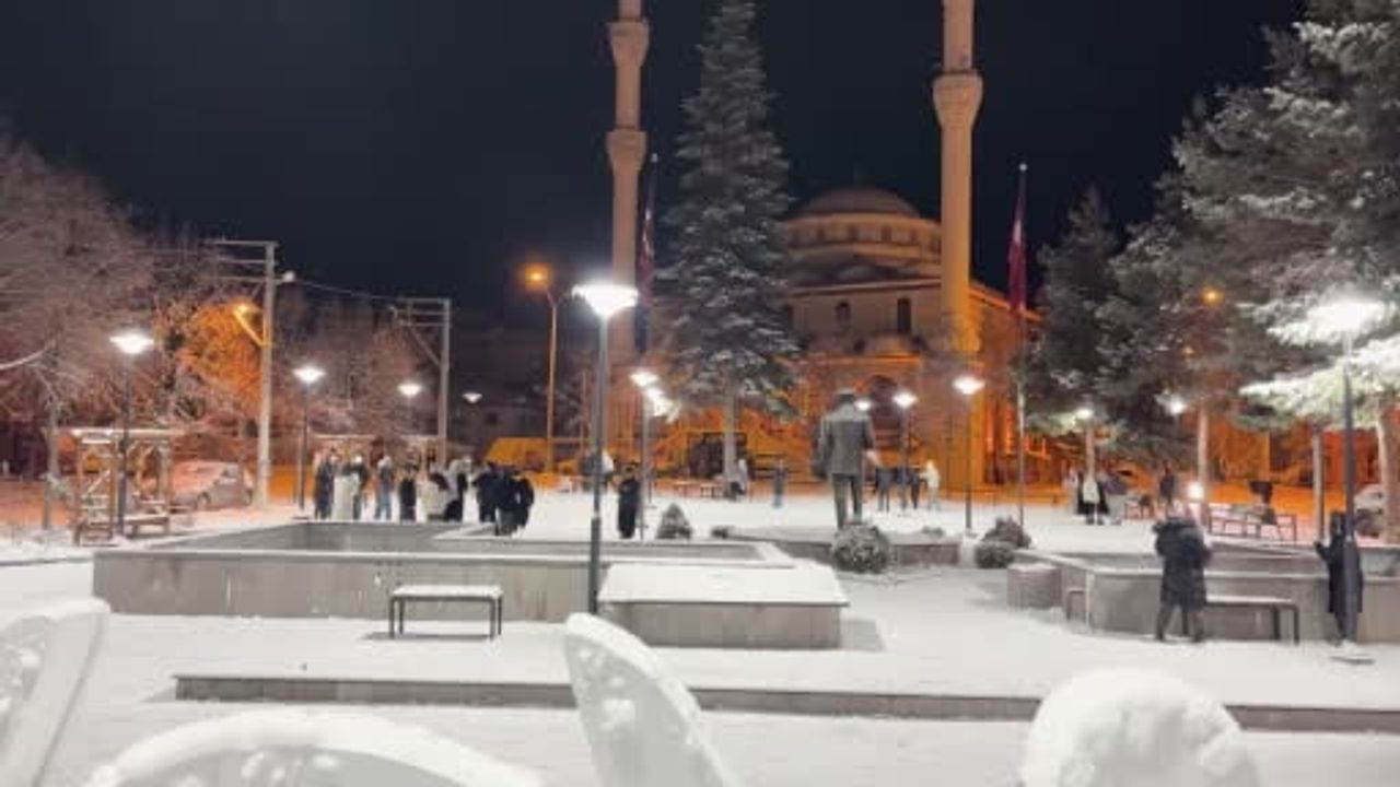 Kastamonu İhsangazi'de İlk Kar: Üniversite Öğrencileri ve Vatandaşlar Sokaklara Çıktı
