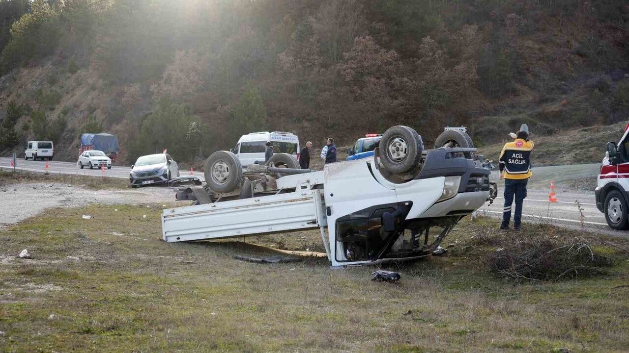Kastamonu-İhsangazi yol ayrımında kaza: Kamyonet ters döndü, 1 ölü 1 yaralı