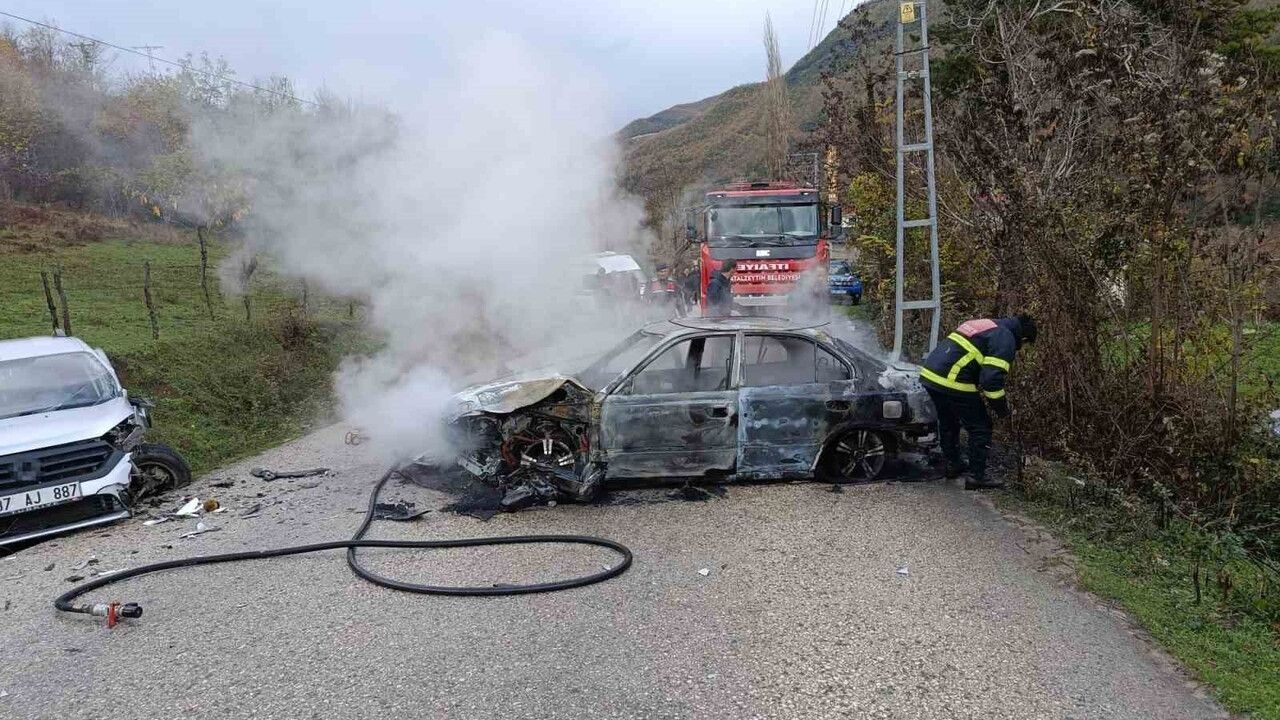 Kastamonu'nun Çatalzeytin ilçesinde kamyonet ile otomobilin çarpışması sonucu 2 kişi yaralandı